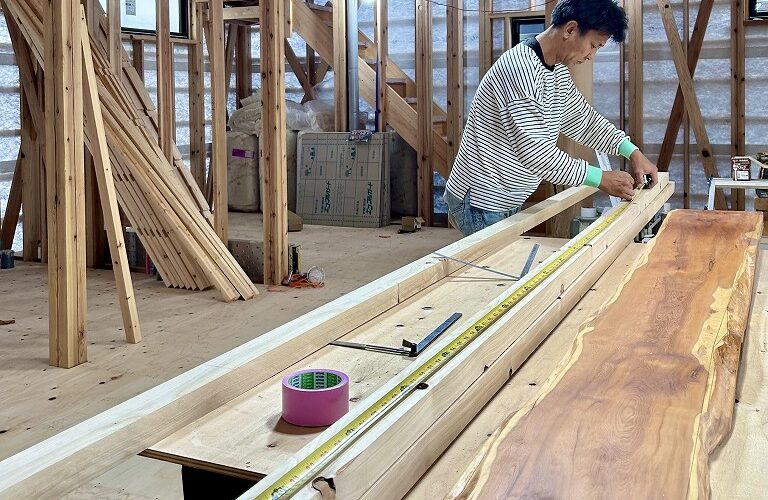 作業風景🎬 〜玄関式台施工の様子〜 - 谷内建築株式会社は、伝統工法と自然素材を使用した家づくりをしている富山市の会社です。